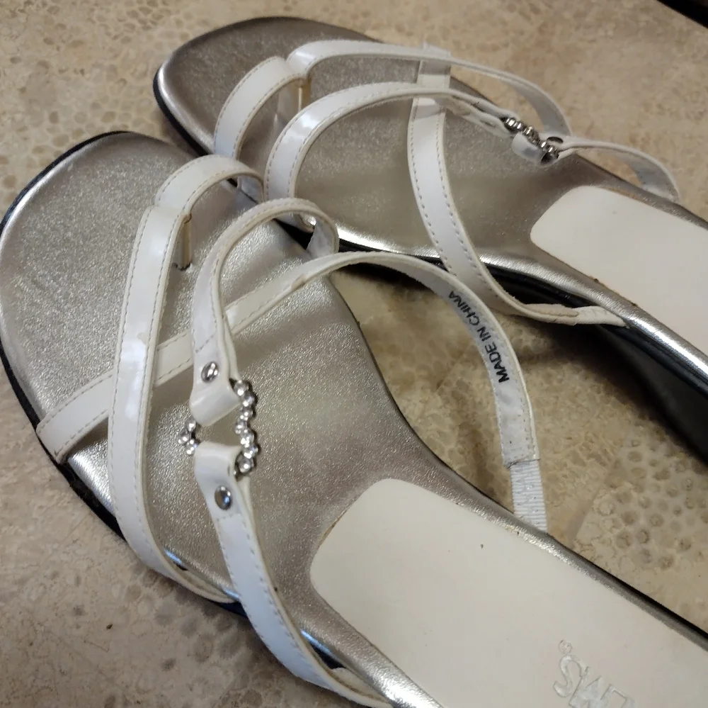 Palms sandals white size 6 1/2. Heart medallion.  Toe loop. Slip on - Picture 3 of 6